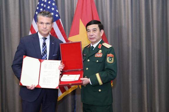 越南国防部长潘文江大将会见美国战争部长皮特·赫格塞思 - Ảnh 1.