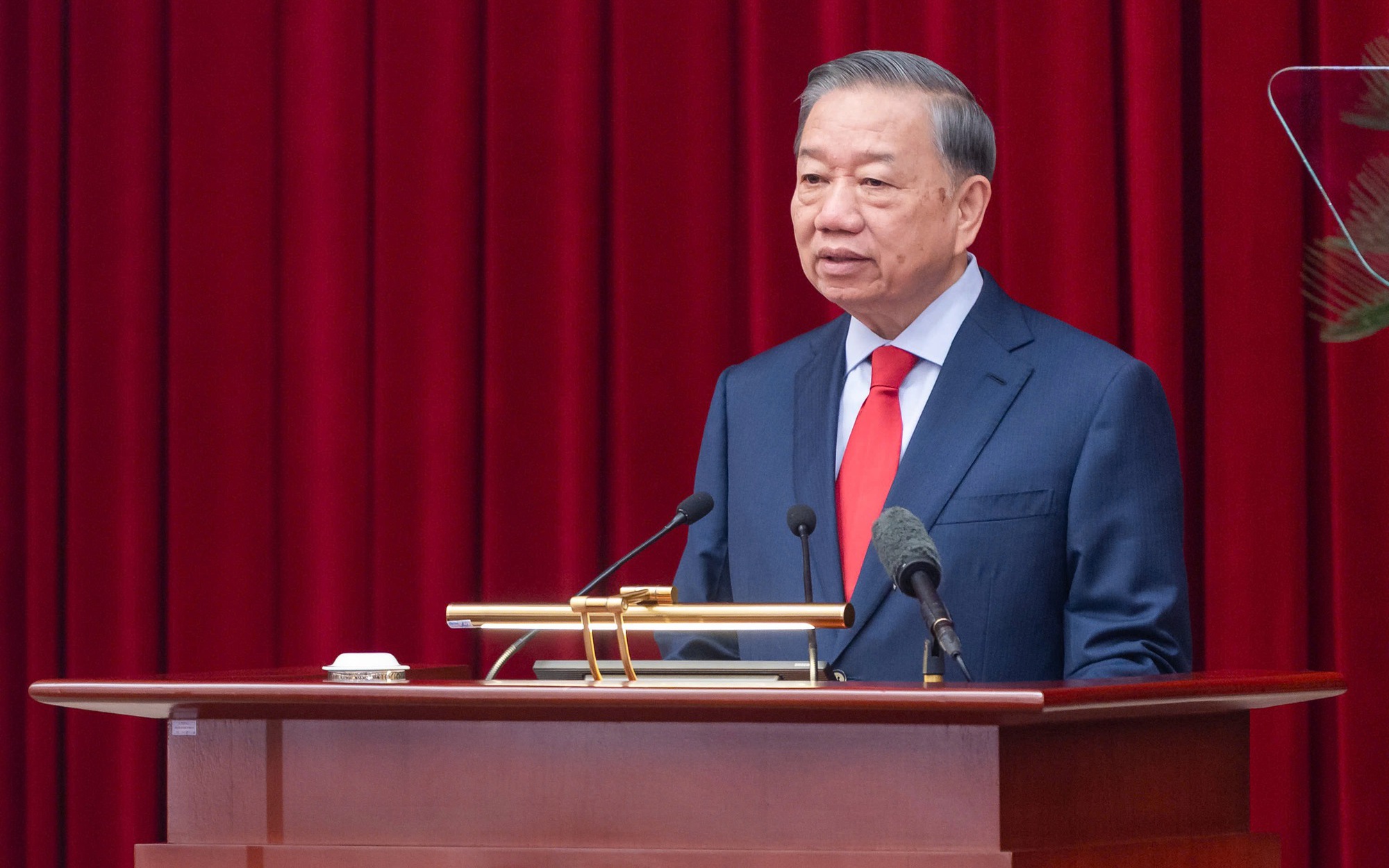 越共十四届四中全会隆重开幕