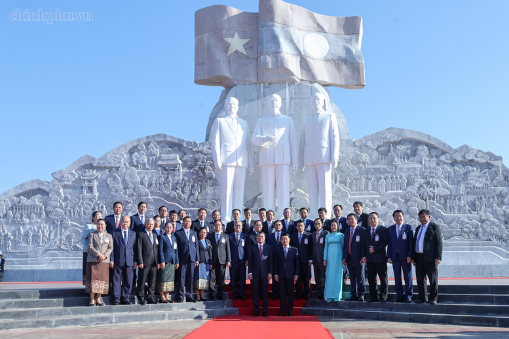 越老两国总理向胡志明主席、凯山·丰威汉主席和苏发努冯主席雕像敬献花圈- Ảnh 3.