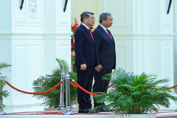 柬埔寨首相洪玛奈举行仪式欢迎越南政府总理黎明兴- Ảnh 1.