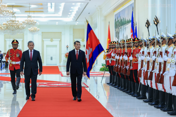 柬埔寨首相洪玛奈举行仪式欢迎越南政府总理黎明兴- Ảnh 2.