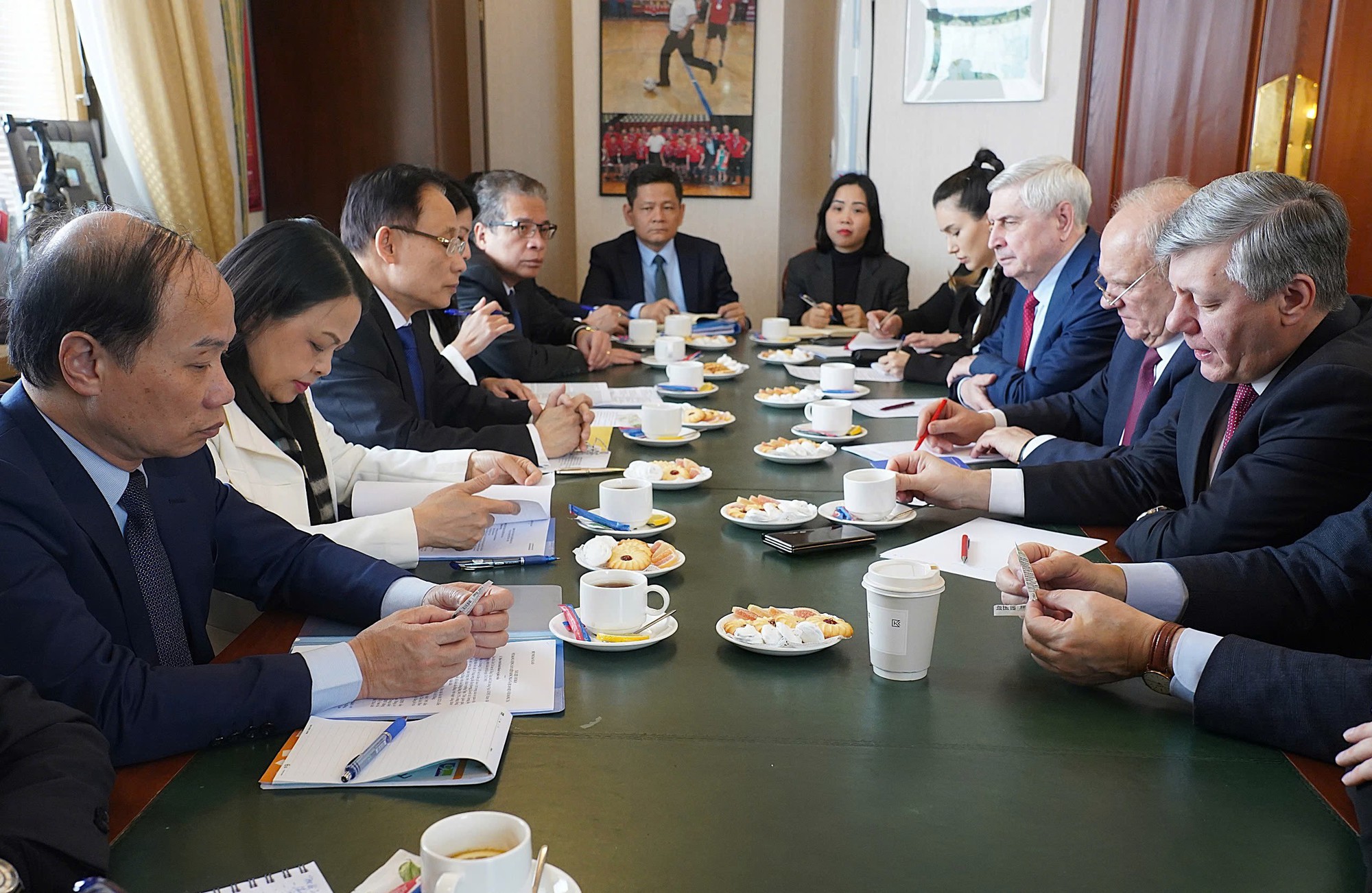 越共中央总书记特使会见统一俄罗斯党主席和俄联邦共产党主席