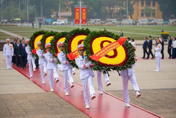 越南共产党建党96周年 党和国家领导人瞻仰胡志明主席陵- Ảnh 2.