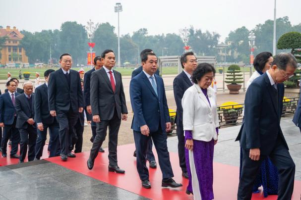 越南共产党建党96周年 党和国家领导人瞻仰胡志明主席陵- Ảnh 3.