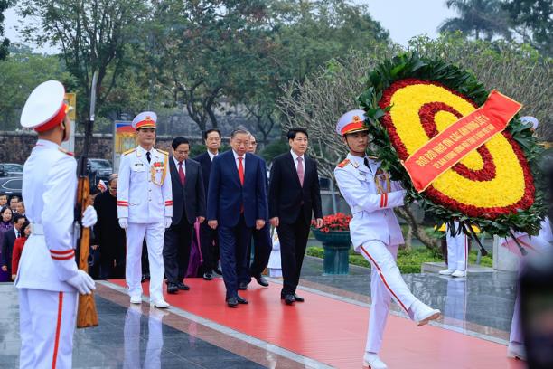 越南共产党建党96周年 党和国家领导人瞻仰胡志明主席陵- Ảnh 4.