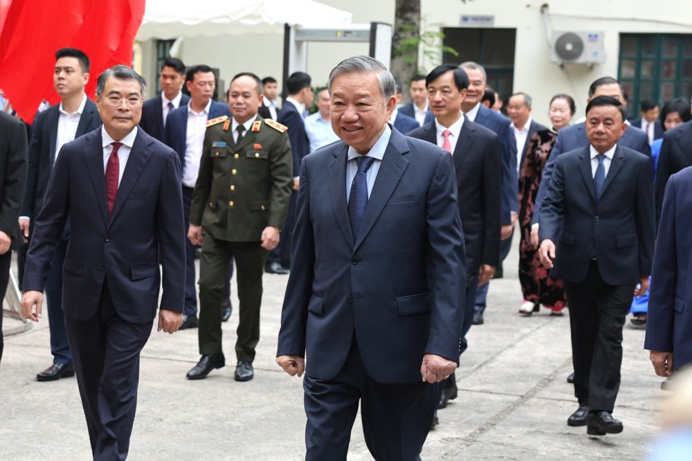 越南党、国家领导行使选民权- Ảnh 1. 越南党、国家领导行使选民权- Ảnh 1.