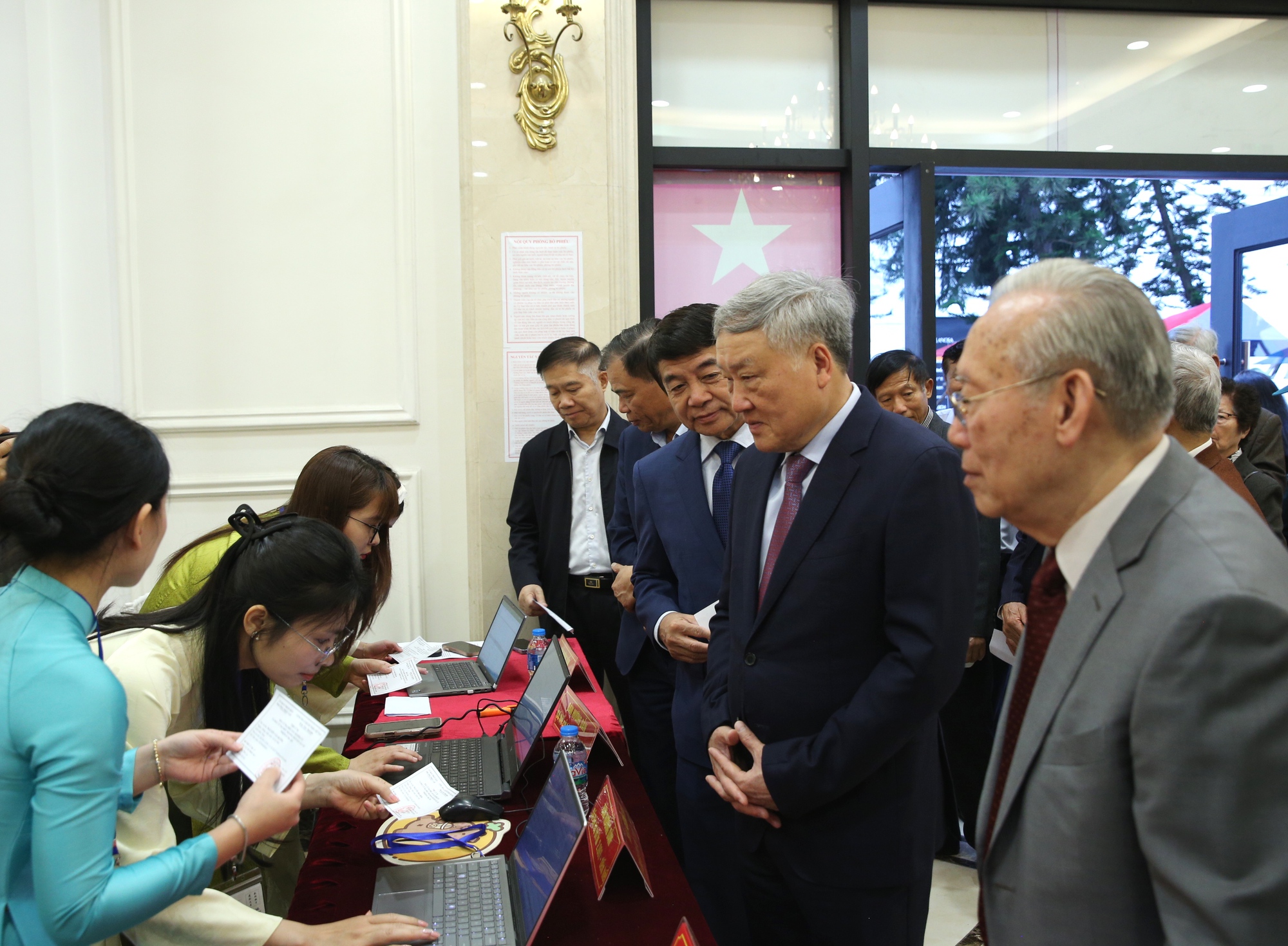 越南党、国家领导行使选民权- Ảnh 12. 越南党、国家领导行使选民权- Ảnh 12.