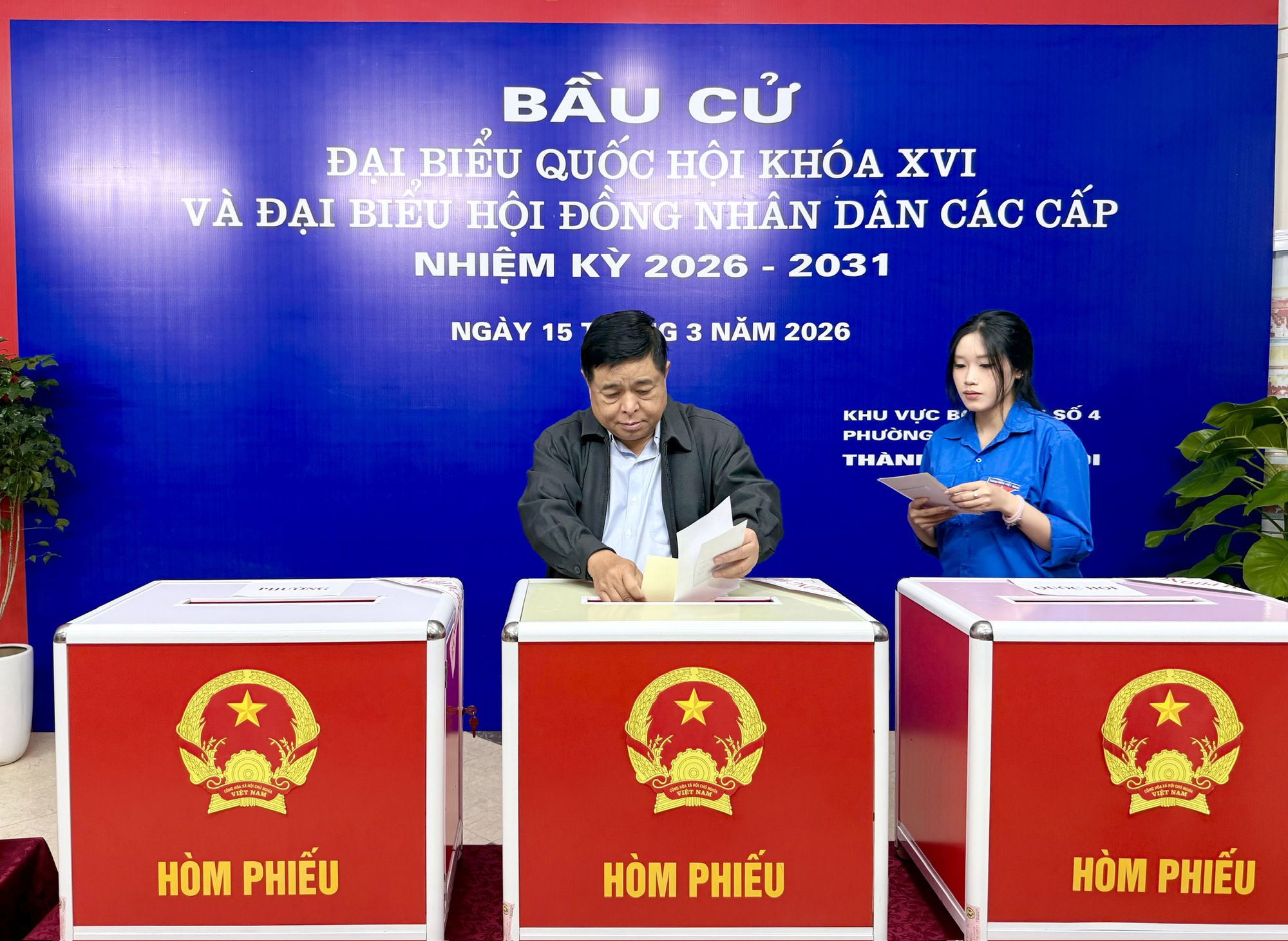 越南党、国家领导行使选民权- Ảnh 17. 越南党、国家领导行使选民权- Ảnh 17.