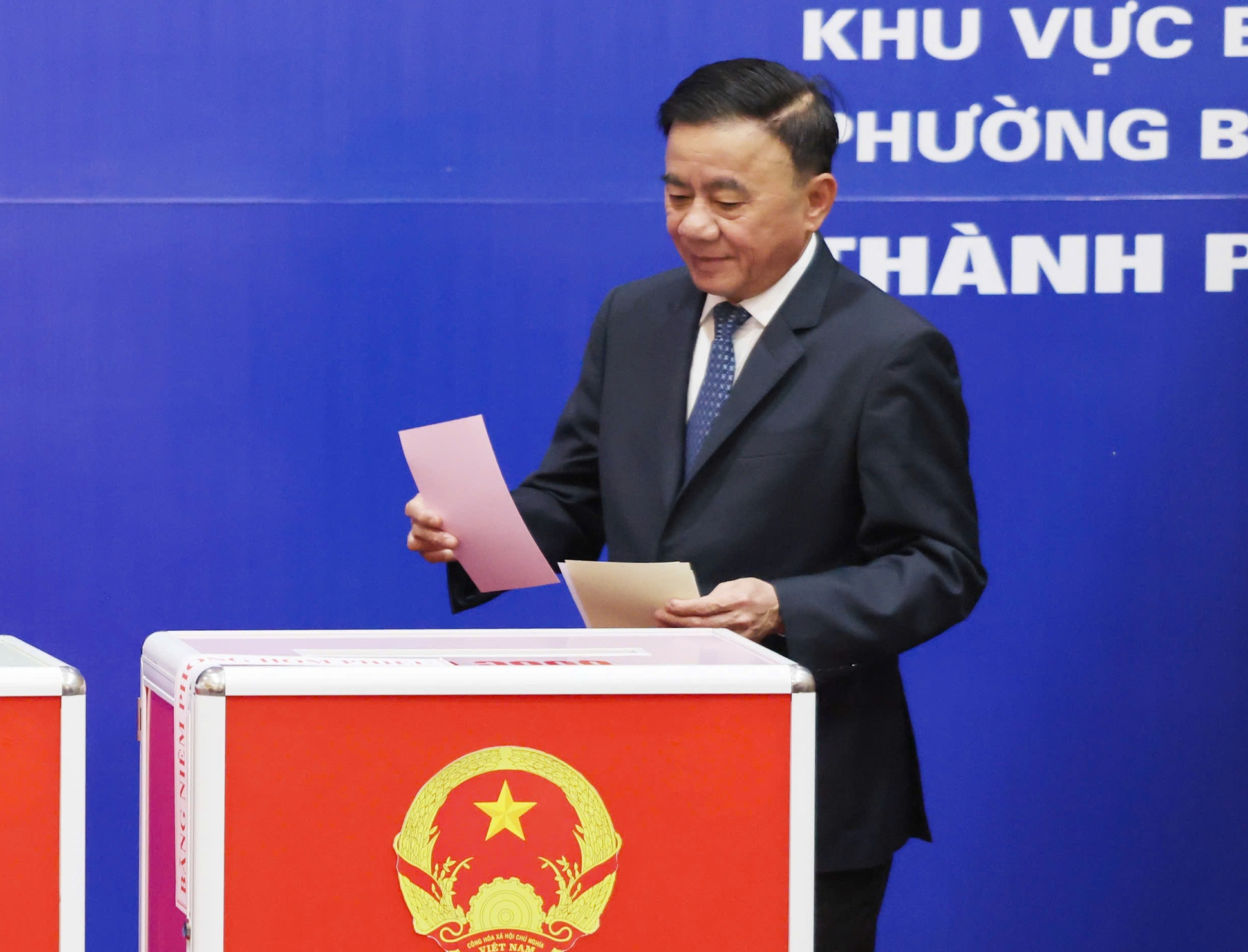 越南党、国家领导行使选民权- Ảnh 8. 越南党、国家领导行使选民权- Ảnh 8.