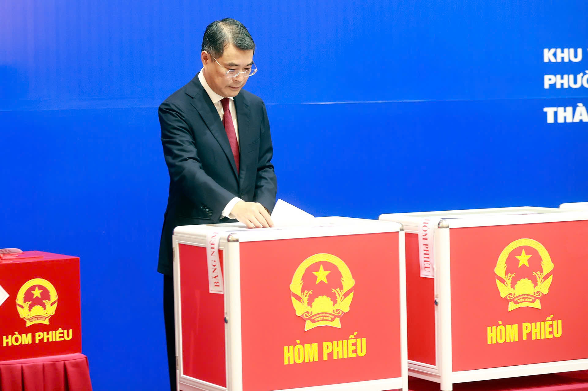 越南党、国家领导行使选民权- Ảnh 9. 越南党、国家领导行使选民权- Ảnh 9.