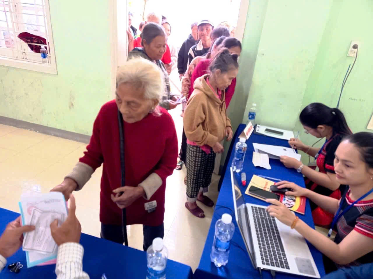 越南全国选民参加投票选举组图- Ảnh 9. 越南全国选民参加投票选举组图- Ảnh 9.