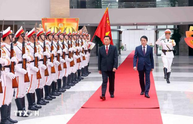 photo-1773999956214 photo-1773999956214