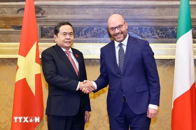 photo-1776245297521 photo-1776245297521