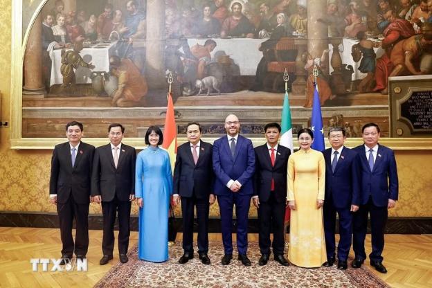 photo-1776245298346 photo-1776245298346