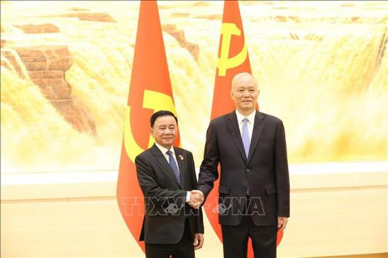 越共中央政治局委员、中央书记处常务书记陈锦秀和中共中央政治局常委、中央书记处书记、中央办公厅主任蔡奇举行会谈- Ảnh 1.