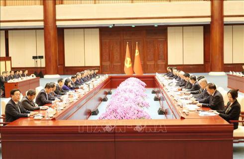 越共中央政治局委员、中央书记处常务书记陈锦秀和中共中央政治局常委、中央书记处书记、中央办公厅主任蔡奇举行会谈- Ảnh 2.