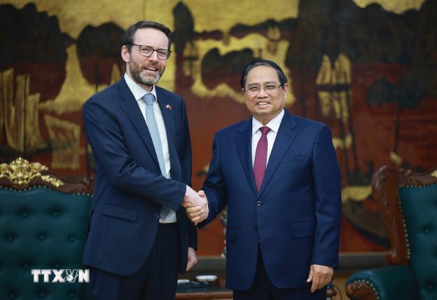 越南政府总理范明政会见英国驻越南大使伊恩·弗鲁- Ảnh 1.