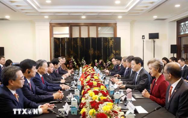 越共中央总书记、国家主席苏林同新加坡总理黄循财举行会谈