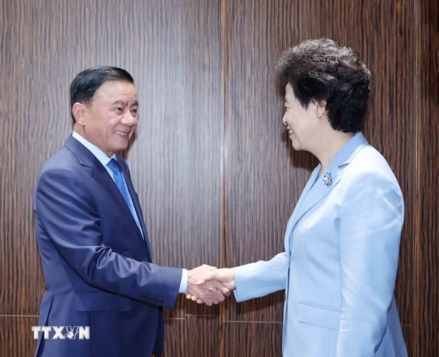 越共中央书记处常务书记陈锦秀会见中国全国政协副主席咸辉- Ảnh 1.
