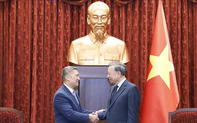 越共中央总书记、国家主席苏林会见美国代理海军部长高雄