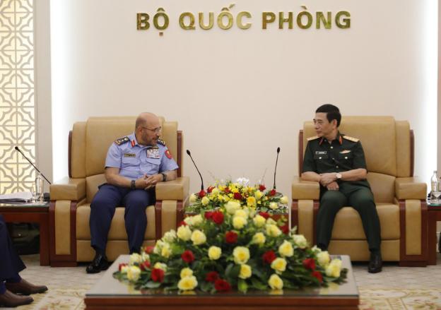 越南政府副总理兼国防部长潘文江会见阿联酋国防部副部长- Ảnh 1.