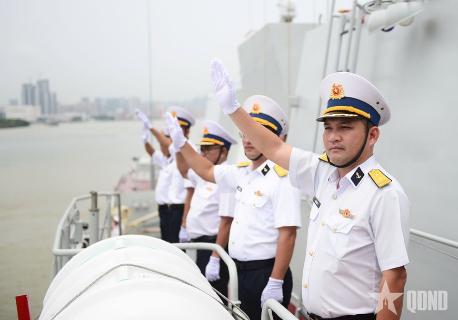 越南海军 “陈兴道”号舰抵达广州,开始对华进行友好访问- Ảnh 2. 越南海军 “陈兴道”号舰抵达广州,开始对华进行友好访问- Ảnh 2.
