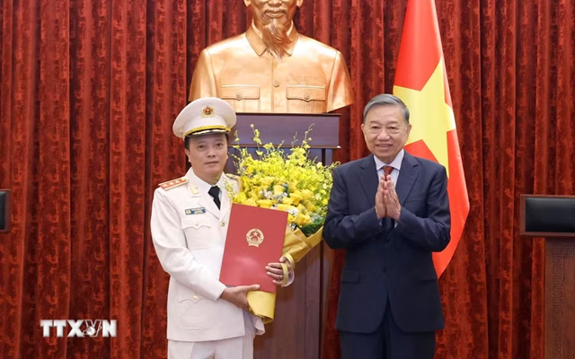 越共中央总书记、国家主席苏林向公安部副部长邓鸿德授予上将警衔