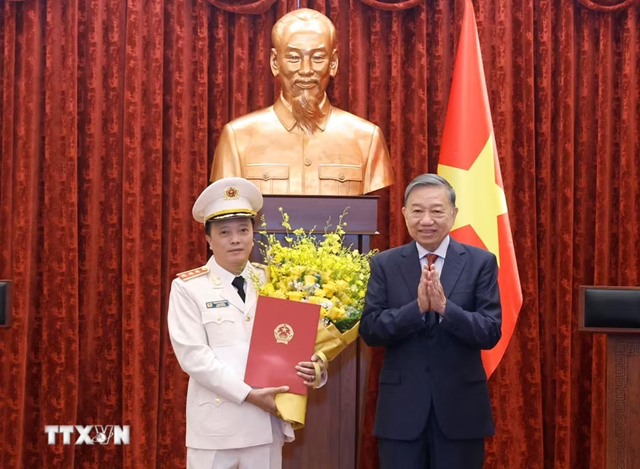 越共中央总书记、国家主席苏林向公安部副部长邓鸿德授予上将警衔- Ảnh 1.