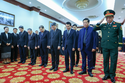 越南党和国家领导人吊唁老挝国会主席赛宋蓬·丰威汉同志- Ảnh 2.