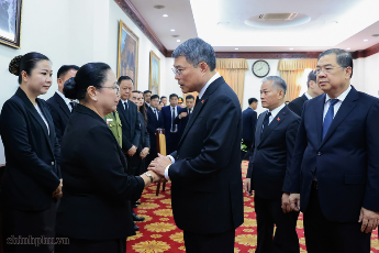 越南党和国家领导人吊唁老挝国会主席赛宋蓬·丰威汉同志- Ảnh 3.