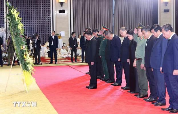 越共中央书记处常务书记陈锦秀出席老挝国会主席赛宋蓬·丰威汉同志追悼会- Ảnh 1.