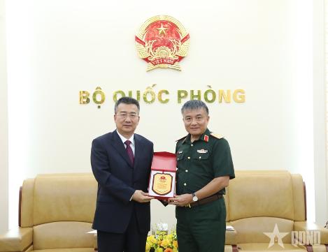 国防部副部长阮文贤会见中国公安部部长助理吕武钦- Ảnh 1.