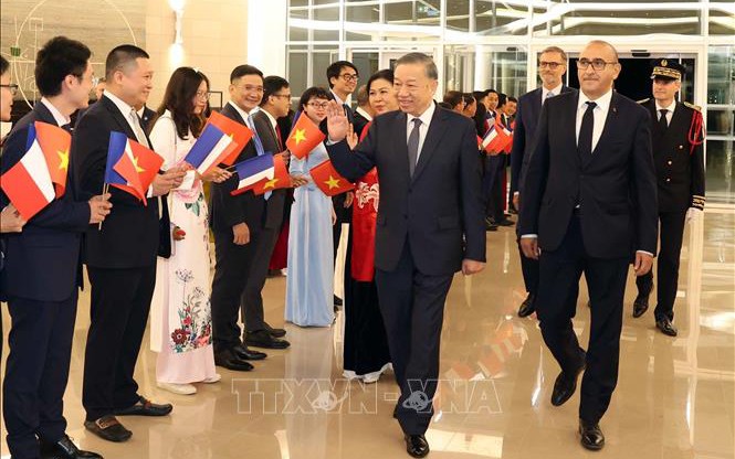 越共中央总书记、国家主席苏林开始对法国进行正式访问并出席在巴黎举行的国际太空峰会