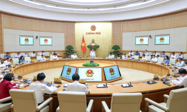 越南政府总理黎明兴主持召开2026年8月份政府定期会议:完成全年任务的冲刺期- Ảnh 1.