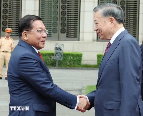 越共中央总书记、国家主席苏林举行隆重仪式 欢迎缅甸总统敏昂莱- Ảnh 1.