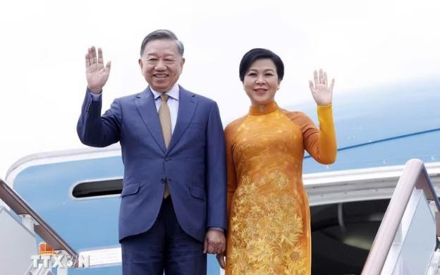 越共中央总书记、国家主席苏林及夫人抵达莫斯科 开始对俄罗斯联邦进行国事访问