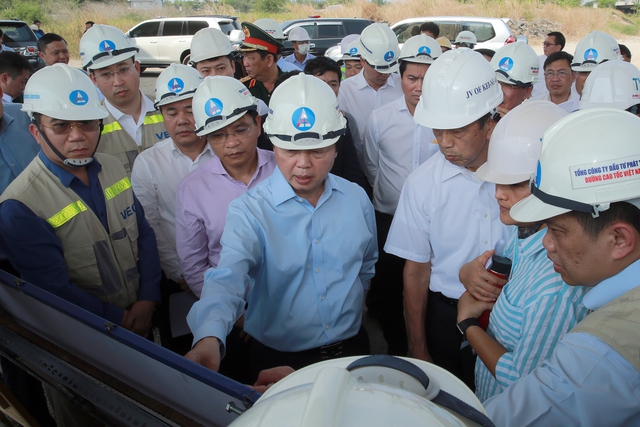 Phó Thủ tướng Trần Hồng Hà kiểm tra một số dự án giao thông trọng điểm phía Nam - Ảnh 2.