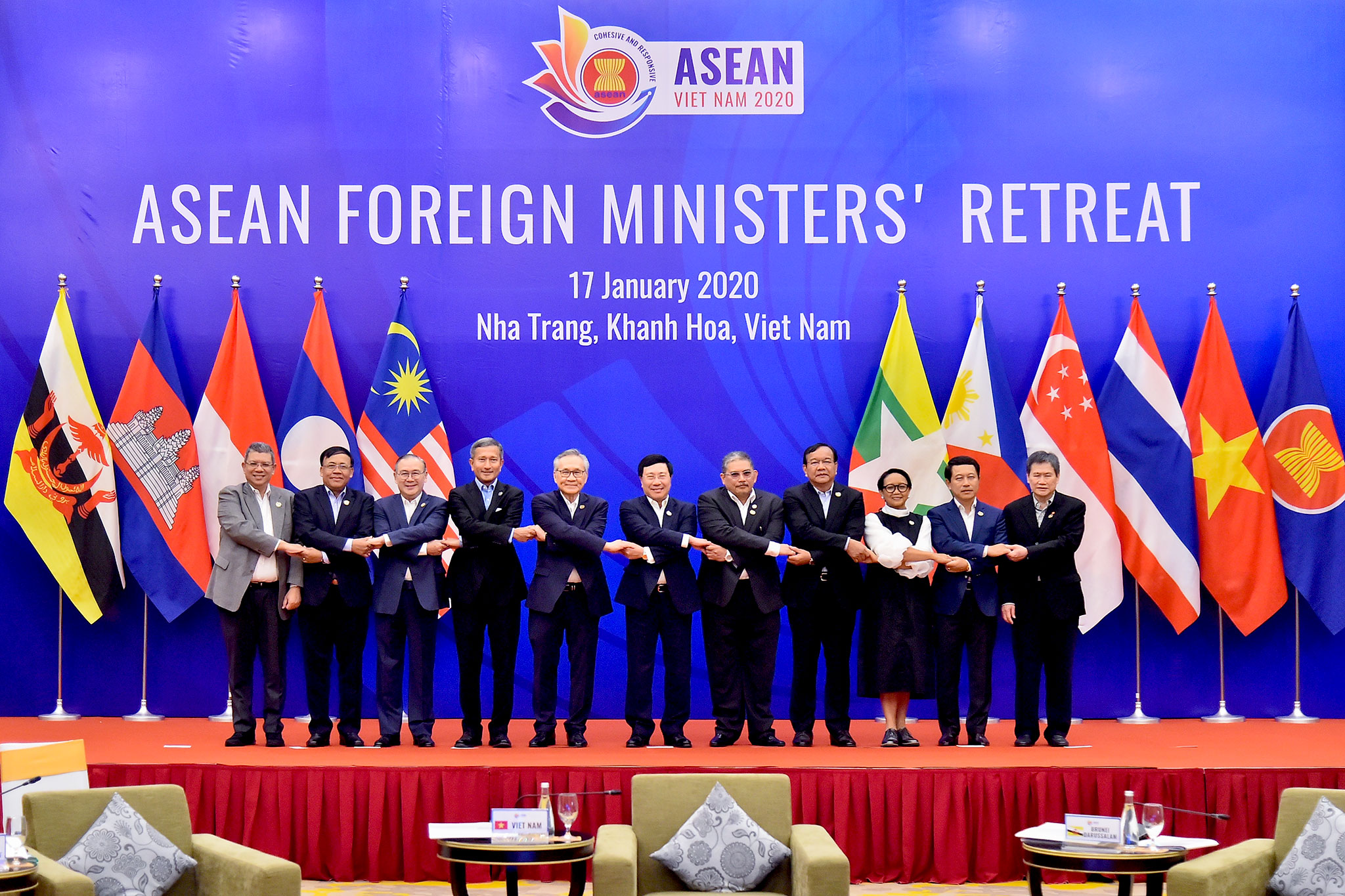 Việt Nam gia nhập ASEAN vào thời gian nào Cơ hội và thách thức đặt ra là  gì