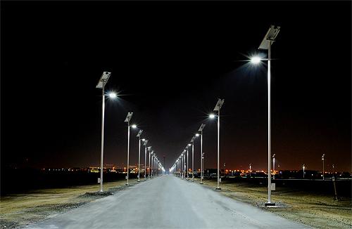 Lắp đèn năng lượng mặt trời trên quốc lộ