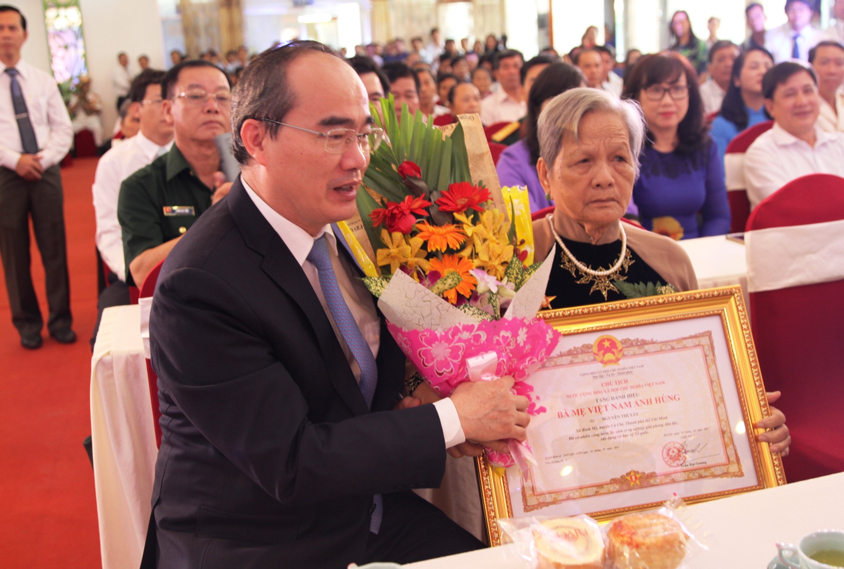 Mẹ Việt Nam anh hùng - một biểu tượng tuyệt vời của tình mẹ, của tình quê hương, của sự sáng suốt và dũng cảm. Chúng tôi hy vọng rằng những hình ảnh về họ sẽ khiến các bạn xúc động và tự hào được là con cháu của những người phụ nữ vĩ đại này.