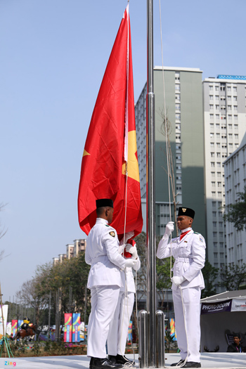 Quốc kỳ Việt Nam - Quốc kỳ Việt Nam vẫn là biểu tượng đại diện cho sự đoàn kết, tinh thần của toàn thể nhân dân Việt Nam. Ngày càng nhiều người dân Việt Nam hiểu rõ giá trị tinh thần của quốc kỳ và thể hiện trong mọi hoạt động của cuộc sống. Hãy truy cập vào ảnh liên quan để cảm nhận sự tự hào của người Việt Nam khi trưng bày quốc kỳ trong các dịp lễ quan trọng.