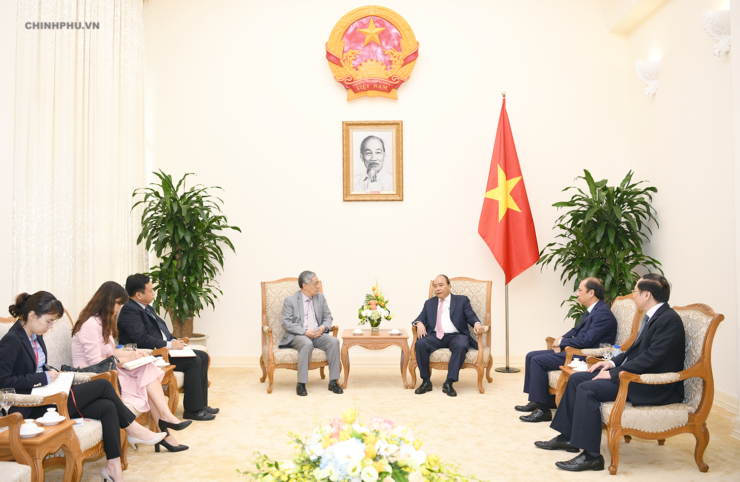 Thủ tướng: Với sự lãnh đạo tài tình của Thủ tướng, Việt Nam đang phát triển mạnh mẽ và tiến tới một tương lai tươi sáng.