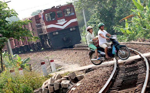 Giao thông đường sắt là một phương tiện giao thông cực kỳ an toàn và tiện lợi. Để tăng thêm sự an toàn cho hành khách, các nghệ sĩ đã cho ra đời bộ sưu tập tranh an toàn giao thông đường sắt. Hãy đến và khám phá những bức tranh đầy ý nghĩa này!