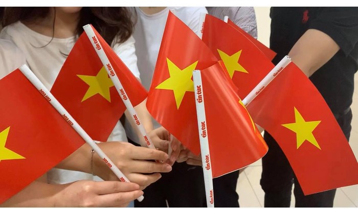 Lá Quốc Kỳ Đặc Biệt: Lá quốc kỳ đặc biệt là một biểu tượng quan trọng để thể hiện tình cảm với đất nước và nhân dân Việt Nam. Hãy lan toả tình yêu dành cho quê hương bằng cách chia sẻ những hình ảnh đầy ý nghĩa và cảm xúc về lá quốc kỳ đặc biệt trên mạng xã hội của bạn.
