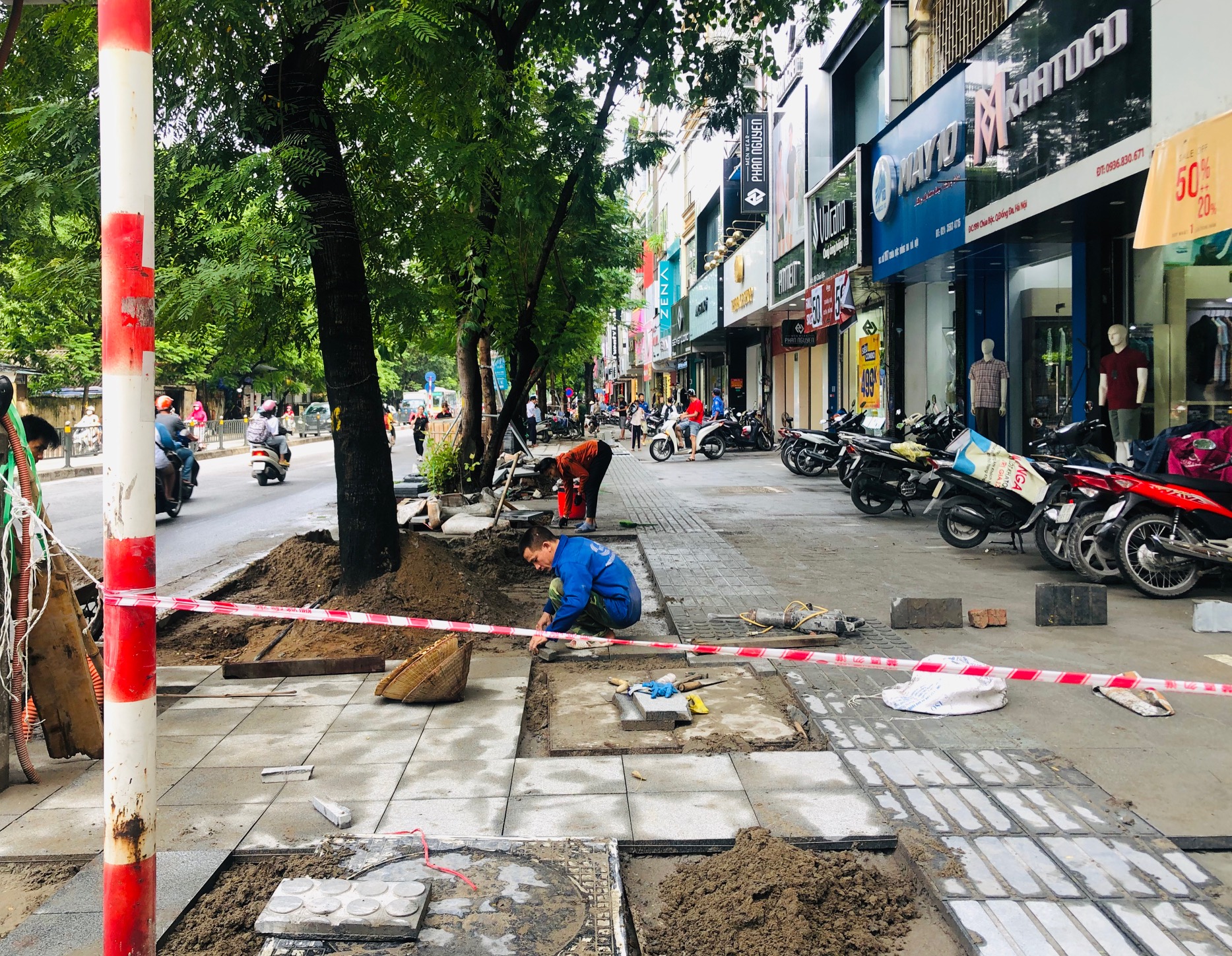 Lát đá vỉa hè tại Hà Nội: Tốn kém và không như kỳ vọng
