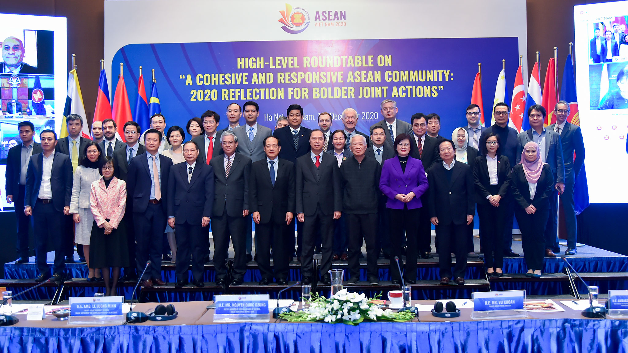 Dẫn dắt ASEAN: ASEAN đang dẫn dắt khu vực trong việc xây dựng một khu vực tự do thương mại khổng lồ và khả năng kiểm soát những thách thức an ninh phức tạp. Nhấn vào hình ảnh để khám phá những bước tiến hóa vượt bậc của ASEAN trong việc đốn hạ các rào cản phi thương mại và đẩy mạnh hợp tác chính trị và xã hội trong khu vực.