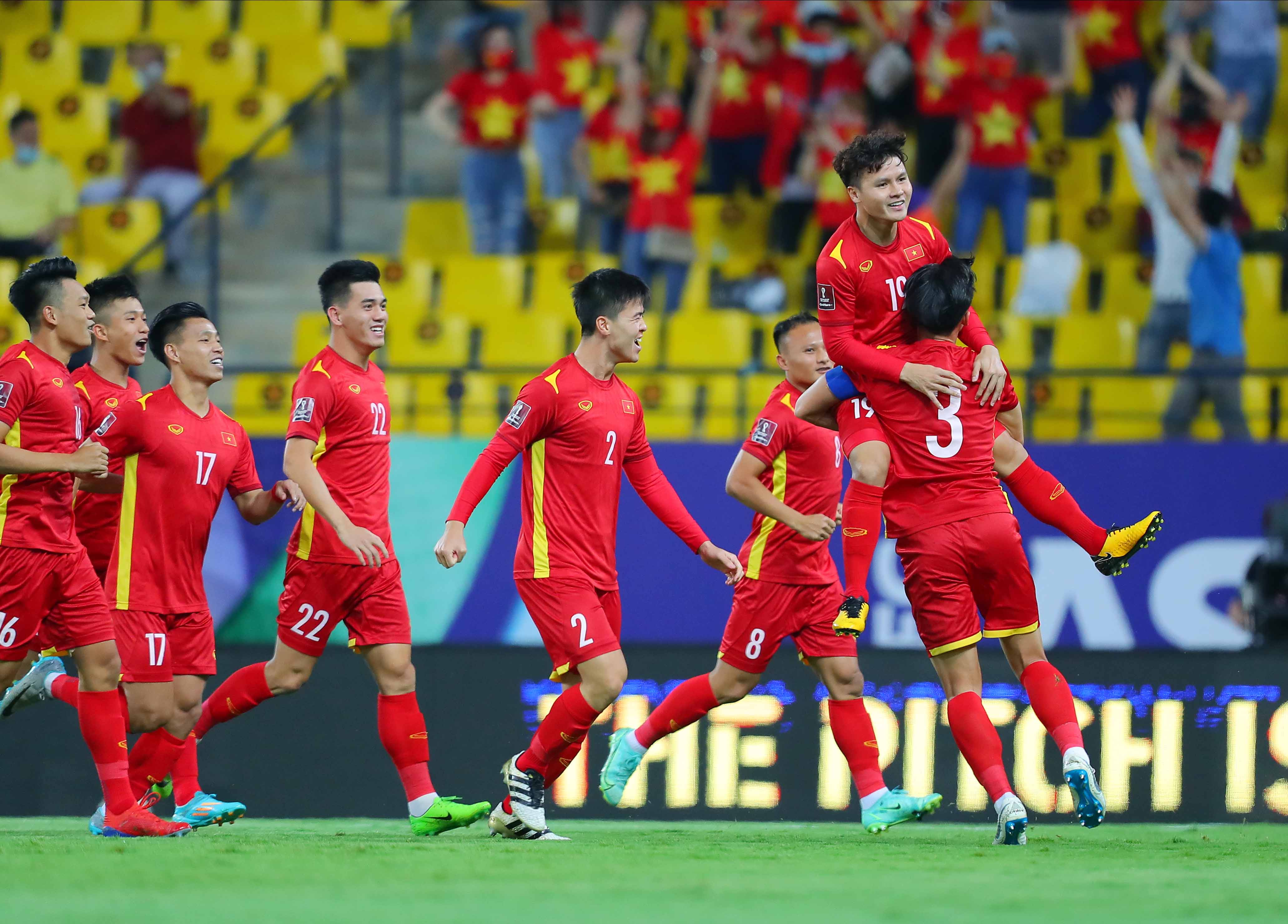 Thưởng thức bức ảnh đội tuyển Việt Nam hào hứng, nỗ lực và tinh thần đoàn kết của các cầu thủ sẽ khiến mọi người tự hào về đội bóng quê hương.