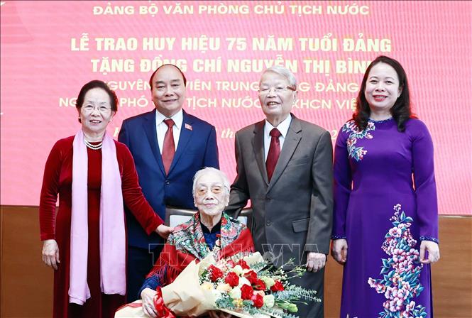 Đảng uỷ xã Xuân Phong tổ chức lễ trao tặng Huy hiệu Đảng đợt 07/11/2021 và  đợt 03/02/2022 cho những đảng viên đủ điều kiện nhận huy hiệu Đảng.