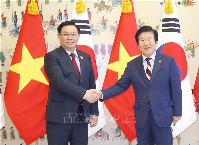 Quốc hội Việt Nam-Hàn Quốc là tín hiệu tích cực cho sự phát triển mối quan hệ giữa hai quốc gia trong nhiều lĩnh vực. Hãy cùng xem hình ảnh của buổi họp thông qua giữa Quốc hội Việt Nam và Quốc hội Hàn Quốc để cảm nhận sự gắn kết giữa hai nền văn hóa.