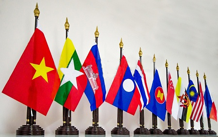 Việt Nam tích cực tham gia xây dựng Cộng đồng ASEAN - Hợp tác Việt Nam - ASEAN: Với các thỏa thuận liên quan đến kinh tế, thương mại, an ninh và chính trị, Việt Nam đã đóng góp tích cực và không ngừng nỗ lực để xây dựng cộng đồng ASEAN ngày càng mạnh mẽ hơn. Hợp tác giữa Việt Nam và ASEAN đã đem lại những thành tựu nổi bật trong nhiều lĩnh vực và cùng nhau đối phó với những thách thức trong khu vực.